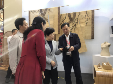 第十二届中国艺术节演艺及文创产品博览会在沪举行                     副省长吴桂英等领导参观指导世界杯官网文创产品